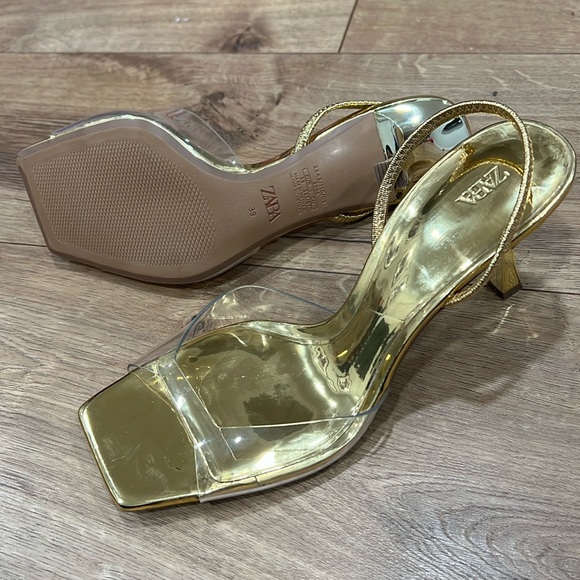ZARA LIMITED EDITION VINYL LAMINATED
HEELED SANDALS - Picture 1 of 3